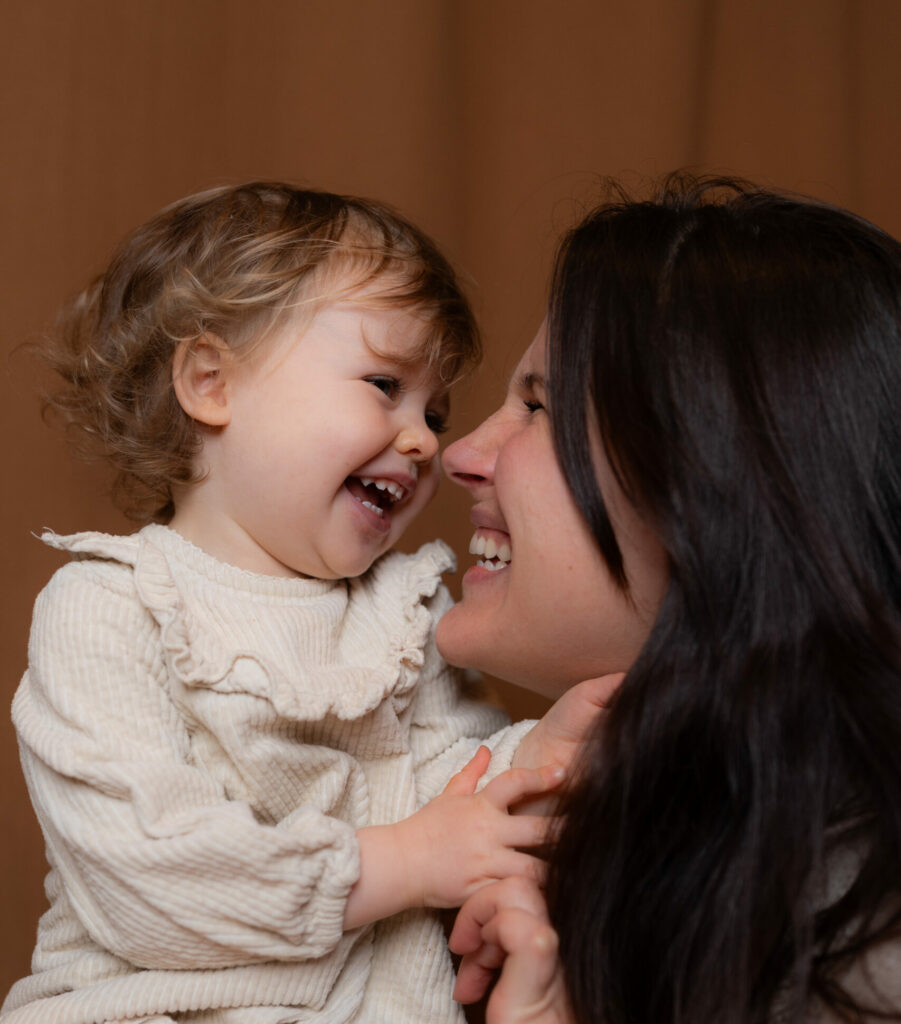 Photographe à Limoges - Petite fille et sa maman qui rie aux éclats au studio photo de lIMOGES
