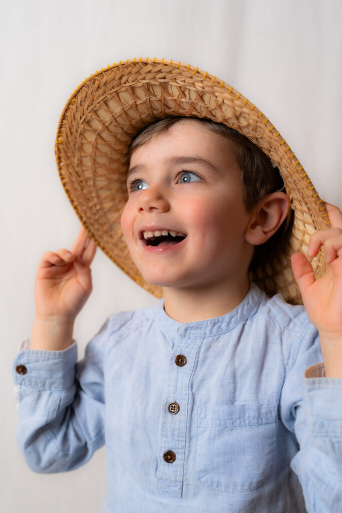 Photographe à Limoges - portrait d'un petit garçon au studio photo avec un chapeau