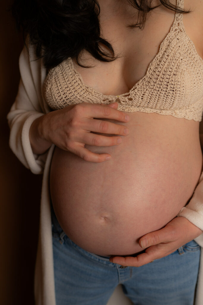 Photographe à Limoges -photo de détail d'un ventre d'une femme enceinte