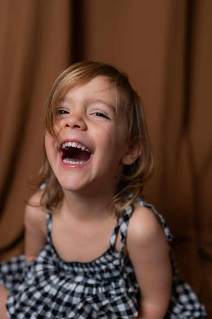 Photographe à Limoges - petite fille qui rie aux éclats