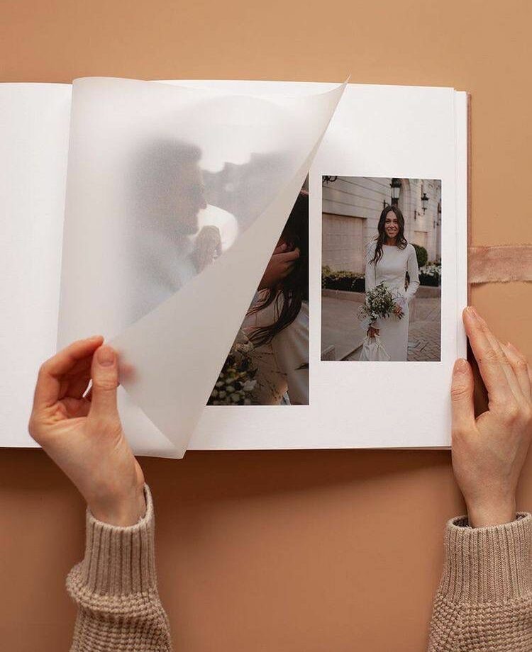 photo d'une personne qui feuillette un album photo au studio